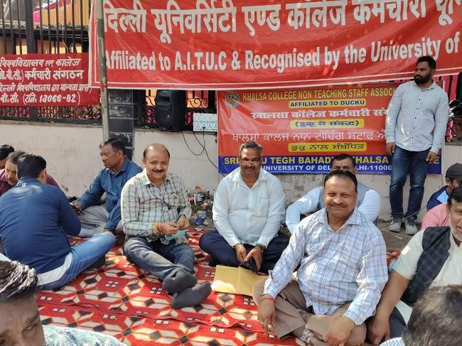 दौलत राम कॉलेज में कर्मचारी को वेतन न देने पर विरोध, यूनियन का धरना जारी