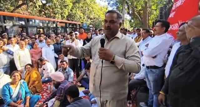 दौलत राम कॉलेज में कर्मचारियों के साथ अन्याय के खिलाफ डूक्कू का विरोध, आंदोलन तेज करने की चेतावनी