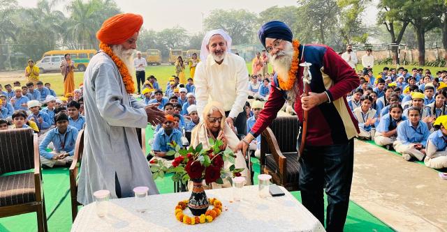 St. Vivekanand Sr. Sec. School Celebrates Guru Nanak Jayanti and Founder’s Birthday