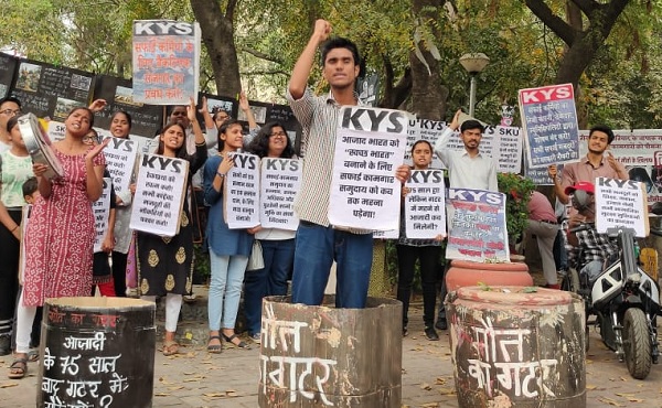 DU: KYS Protests against Sanitation Worker's Death in Pune