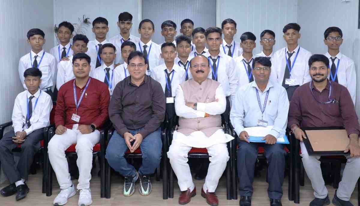 दिल्ली के 20 सरकारी स्कूल विद्यार्थियों की लखनऊ यात्रा बनी प्रेरणा और नए अनुभवों का अवसर