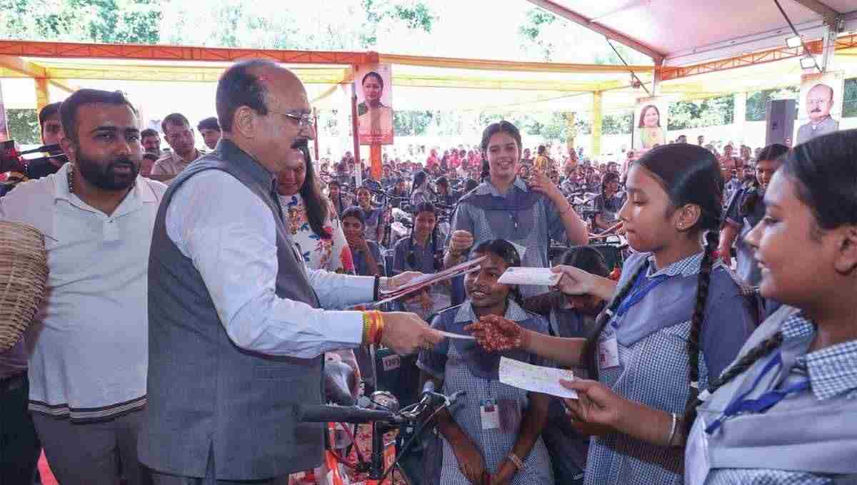 Delhi Vidya Vahini Yojana 2026: Ashish Sood give 581 Bicycles Schoolgirls